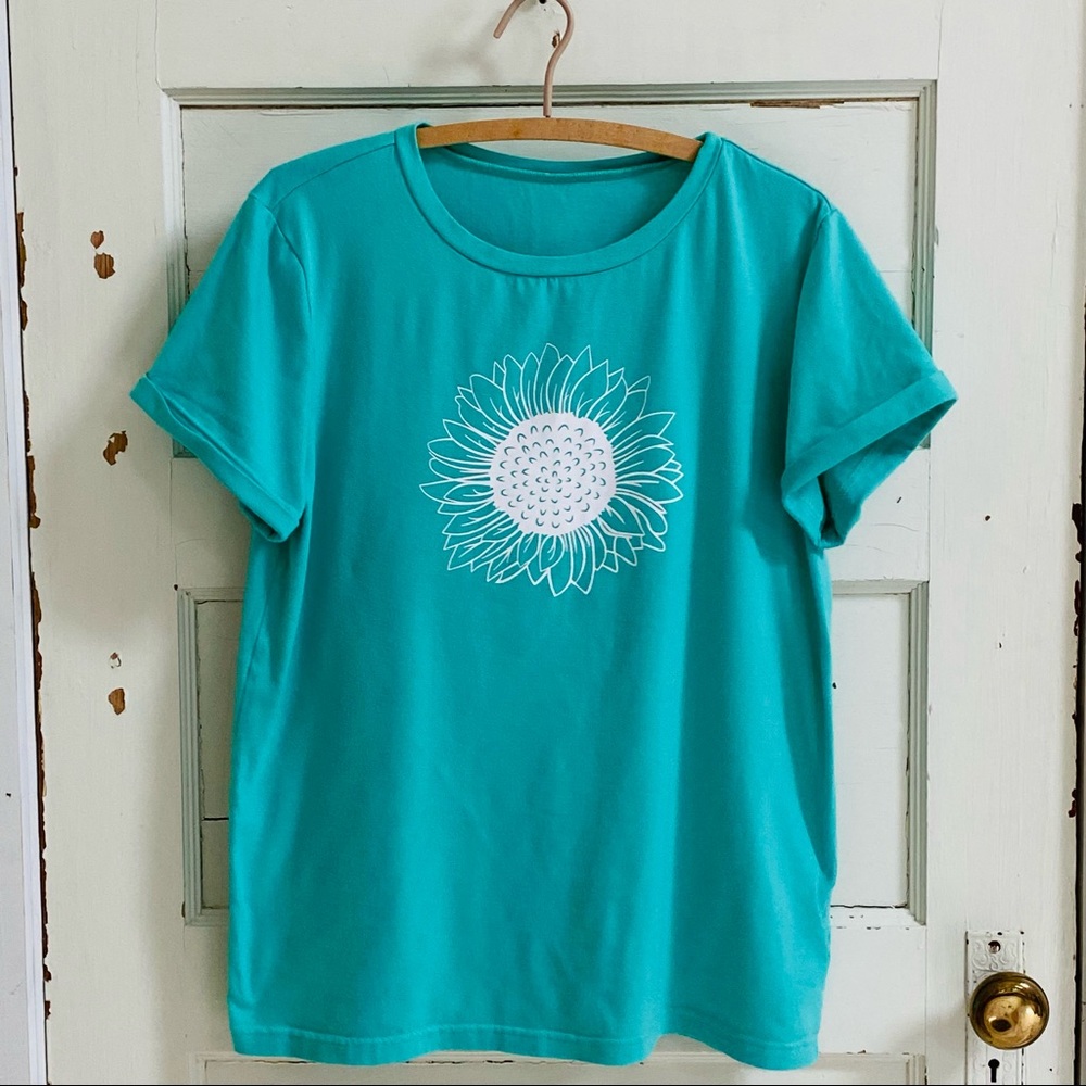 Short sleeve tee with sunflower graphic (size M)
